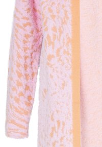 Svetlorožový sveter s textúrovaným kožušinovým povrchom a oranžovými škvrnami, s béžovým vertikálnym pruhom po stranách. Dlhé rukávy, mäkký materiál.