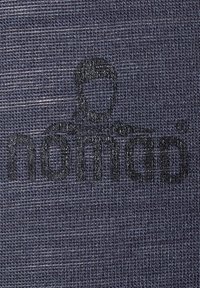 Donker marineblauw textiel met een subtiele grafische print in zwart, met een gladde, geweven afwerking en zichtbare vezels.