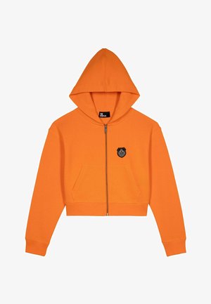 Afgeknotte oranje hoodie met een frontzipper, twee zakken en een zwart embleem op de borst. Gladde textuur en verstelbare capuchon.