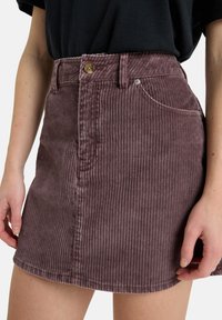 Leren minirok in mauve met verticale strepen, voorzien van een sluiting met knopen aan de voorkant, twee zijzakken en een licht afgeronde zoom.