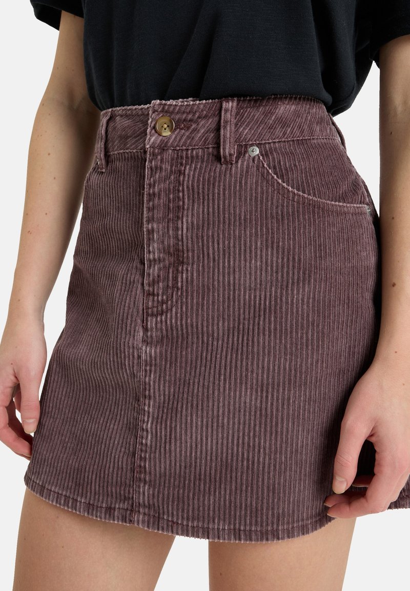 Leren minirok in mauve met verticale strepen, voorzien van een sluiting met knopen aan de voorkant, twee zijzakken en een licht afgeronde zoom.