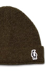 Beanie a maglia verde oliva con texture a coste, caratterizzato da una toppa con logo di pinguino bianco sul risvolto. Tessuto morbido e caldo.