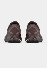 Σκούρα μπορντό αθλητικά παπούτσια με υφαντό δικτυωτό επάνω μέρος, λείες λεπτομέρειες και μαλακή σόλα με σχεδιασμένη επιφάνεια για καλύτερη πρόσφυση.