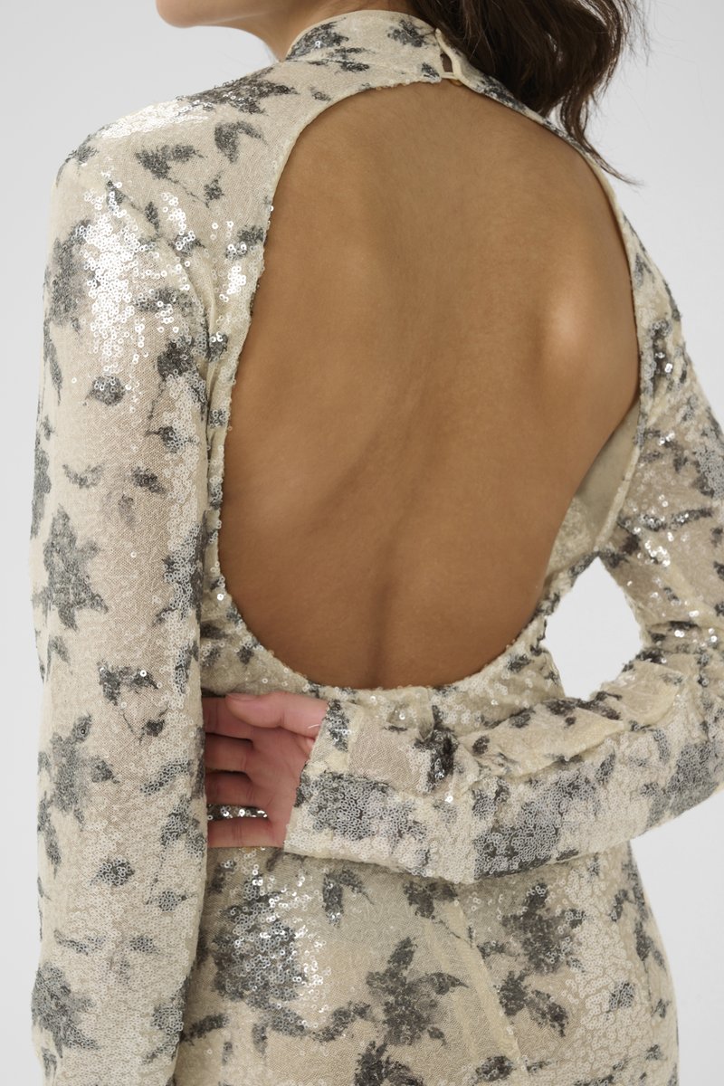 Pailletten jurk met een bloemenpatroon, beige basis, hoge hals, lange mouwen en een open rugdetail, met een gladde textuur.