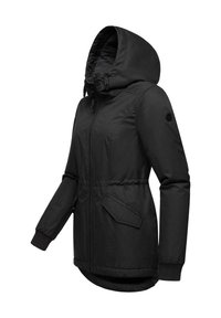Czarna pikowana kurtka z kapturem, zapinana na zamek z przodu, z elastycznymi mankietami i bocznymi kieszeniami. Gładki materiał, lekka konstrukcja i regulowany krój.