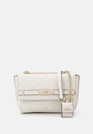 Sac à main blanc Guess avec motif logo embossé, bandoulière chaîne dorée et petite pochette assortie attachée à l'avant.