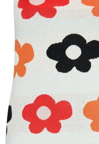 Stickad tyg med ett blommönster i röd, orange och svart med blommor på en ljus bakgrund. Strukturerad med varierande färgmönster.