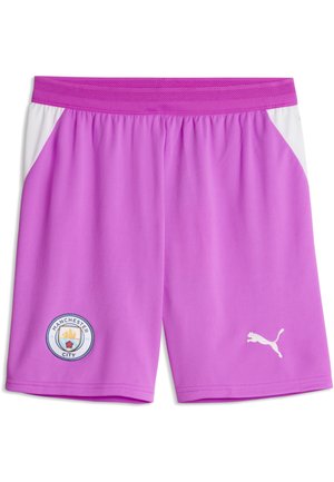 Short de sport violet vif avec panneaux latéraux blancs, logo de Manchester City sur la jambe gauche et logo Puma blanc sur la jambe droite.