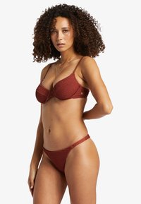 Bikini-Set aus strukturiertem Roststoff; Unterbrust-BH mit verstellbaren Trägern, passendem, niedrig sitzendem Bikini-Höschen, minimalistischem Design.