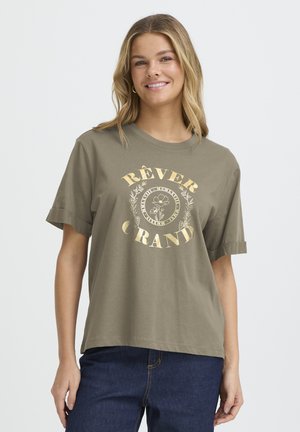 Olivegrünes Baumwoll-T-Shirt mit kurzen Ärmeln, versehen mit goldfarbenem Druck des Textes "RÊVER GRAND", umgeben von floralen Designs. Lockerer Schnitt.