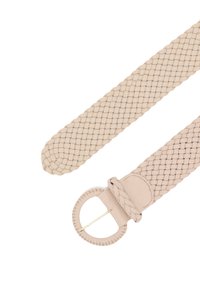 Beige geflochtener Leder-Gürtel mit einer runden Metallschnalle. Der Gürtel hat eine strukturierte Oberfläche und ein glattes, geschlungenes Lederakzent in der Nähe der Schnalle.