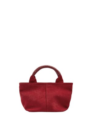 Mała czerwona torebka zamszowa z krótkim wyściełanym uchwytem, trapezoidalnym kształtem i widocznym przeszyciem wzdłuż przedniego, środkowego panelu.