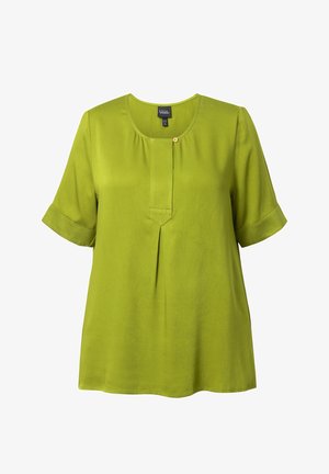 Blusa de manga corta en verde vibrante, con cuello redondo, un pequeño botón decorativo y un detalle de pliegue frontal para un diseño adicional.