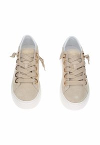 Sneaker in suede beige con suole in gomma bianca, dotate di occhielli dorati, lacci intrecciati e una finitura a texture nella parte superiore.