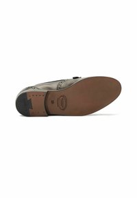 Męskie skórzane buty z okrągłym noskiem, dekoracyjnymi przeszyciami w stylu brogue, gładką szarością wierzchu oraz brązową skórzaną podeszwą. Czarny obcas z detalem logo.