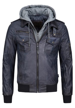 Chaqueta de cuero azul oscuro para hombre con capucha gris desmontable, cierre frontal con cremallera, múltiples bolsillos y puños y dobladillo acanalados.