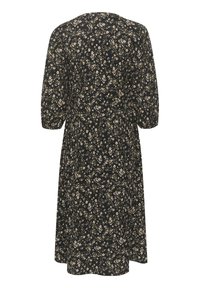 Svart blommig klänning med rund halsringning, trekvartsärmar och en flödande silhuett med små vita och rosa blommönster.