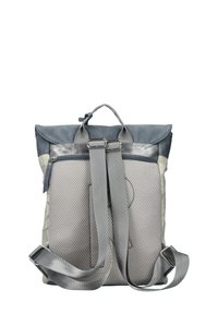 Mochila gris con solapa plegable, respaldo de malla texturizada, correas ajustables y un bolsillo con cremallera en el lateral. Presenta un diseño elegante.