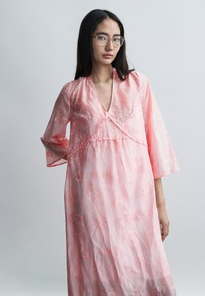 Μακρύ, ροζ φόρεμα με κεντήματα λουλουδιών, V-λαιμόκοψη και μανίκια τριών τετάρτων από ελαφρύ, υφασμάτινο ύφασμα με υφή.