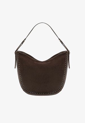 Brązowa zamszowa torebka na ramię o zaokrąglonym kształcie, ozdobiona srebrnymi ćwiekami wzdłuż krawędzi oraz pojedynczym paskiem do noszenia.