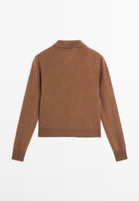 Maglione marrone con collo, maniche lunghe, orlo corto, tessuto morbido, lavorato a maglia, design minimalista con polsini e orlo a coste.