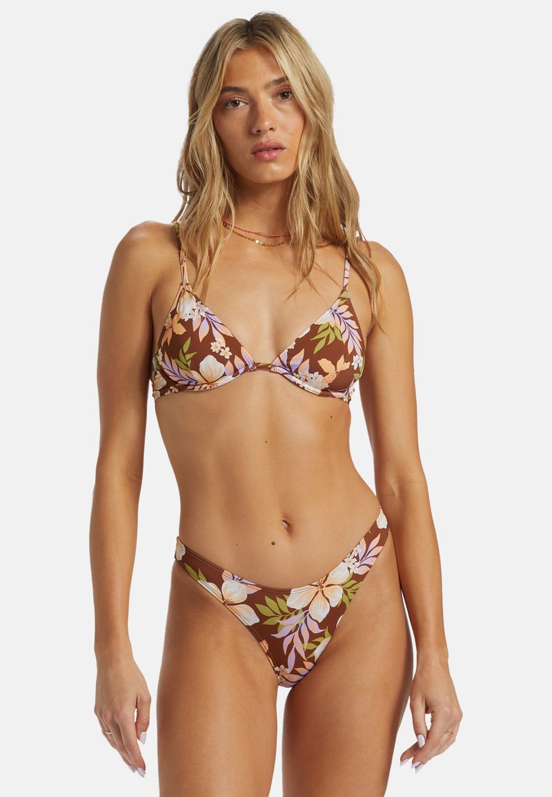 Bruine bloemenbikini met een driehoekstop met verstelbare bandjes en bijpassende laaghangende broekjes. Het ontwerp bevat lichte bloemenpatronen op een donkere achtergrond.