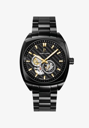 Orologio da polso in metallo nero con lancette e indicatori dorati, quadrante in fibra di carbonio, due quadranti secondari che mostrano il movimento meccanico e le funzioni temporali.