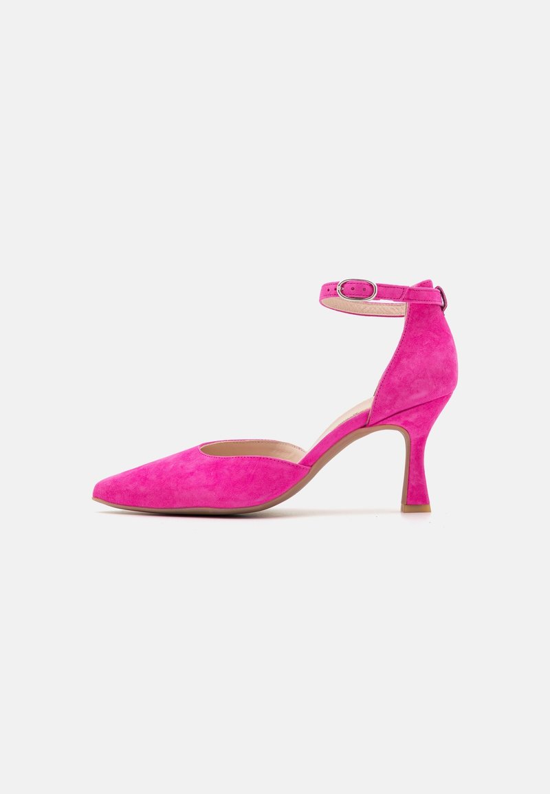 Chaussure à talon haut en daim rose vif avec bout pointu et bride à la cheville, dotée d'un talon fin et d'une texture lisse. Design simple sans motifs.