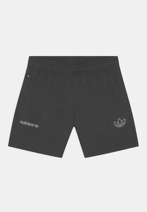 Pantalones cortos negros de Adidas con cinturilla elástica, bolsillos laterales, logo en la pierna izquierda y emblema de trébol en la pierna derecha, diseñados para uso casual.