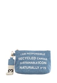 Pochette in denim realizzata in tela riciclata. Colore azzurro chiaro con testo bianco: "SONO RESPONSABILE TELA RICICLATA ICONA SOSTENIBILE NATURALMENTE."