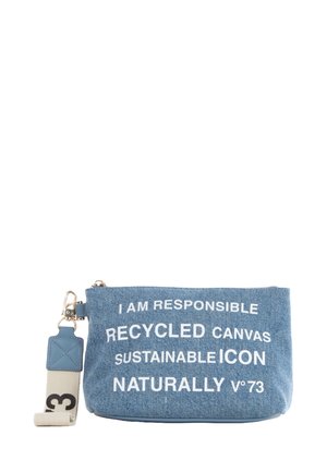Pochette in denim realizzata in tela riciclata. Colore azzurro chiaro con testo bianco: "SONO RESPONSABILE TELA RICICLATA ICONA SOSTENIBILE NATURALMENTE."