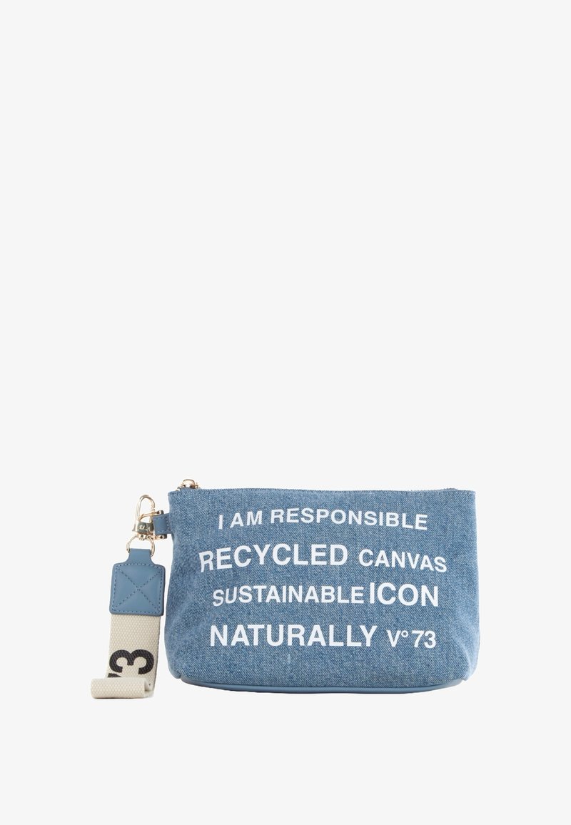Pochette in denim realizzata in tela riciclata. Colore azzurro chiaro con testo bianco: "SONO RESPONSABILE TELA RICICLATA ICONA SOSTENIBILE NATURALMENTE."