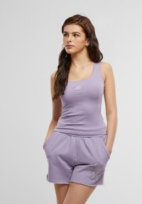 Débardeur lilas avec un col rond, associé à un short assorti présentant une broderie de papillon et une taille élastique.