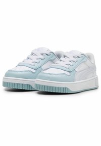 Világoskék és fehér sportcipők bőr és textil anyagból, kerek orrú, fűzős kialakítással és gumitalppal, amely texturált tapadást biztosít.