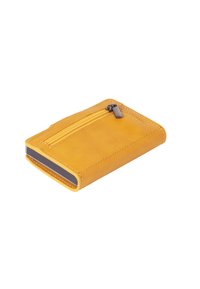 Portofel galben din piele cu un finisaj texturat, având un buzunar cu fermoar în partea de sus, formă rectangulară și cusături în contrast.