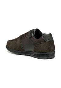 Sneaker in suede e pelle marrone con una finitura testurizzata, design low-top, chiusura con lacci e suola in gomma. Marchio discreto sul tallone.