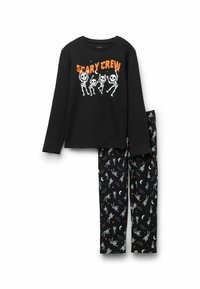 Schwarzes Pyjama-Set mit einem Langarmoberteil, das weiße Skelettgrafiken und orangefarbenen Text mit der Aufschrift "SCARY CREW" zeigt, kombiniert mit schwarzen Hosen, die mit Skeletten und Halloween-Motiven verziert sind.