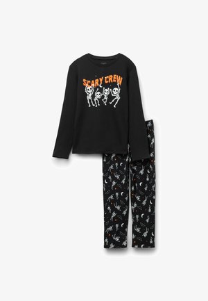 Schwarzes Pyjama-Set mit einem Langarmoberteil, das weiße Skelettgrafiken und orangefarbenen Text mit der Aufschrift "SCARY CREW" zeigt, kombiniert mit schwarzen Hosen, die mit Skeletten und Halloween-Motiven verziert sind.