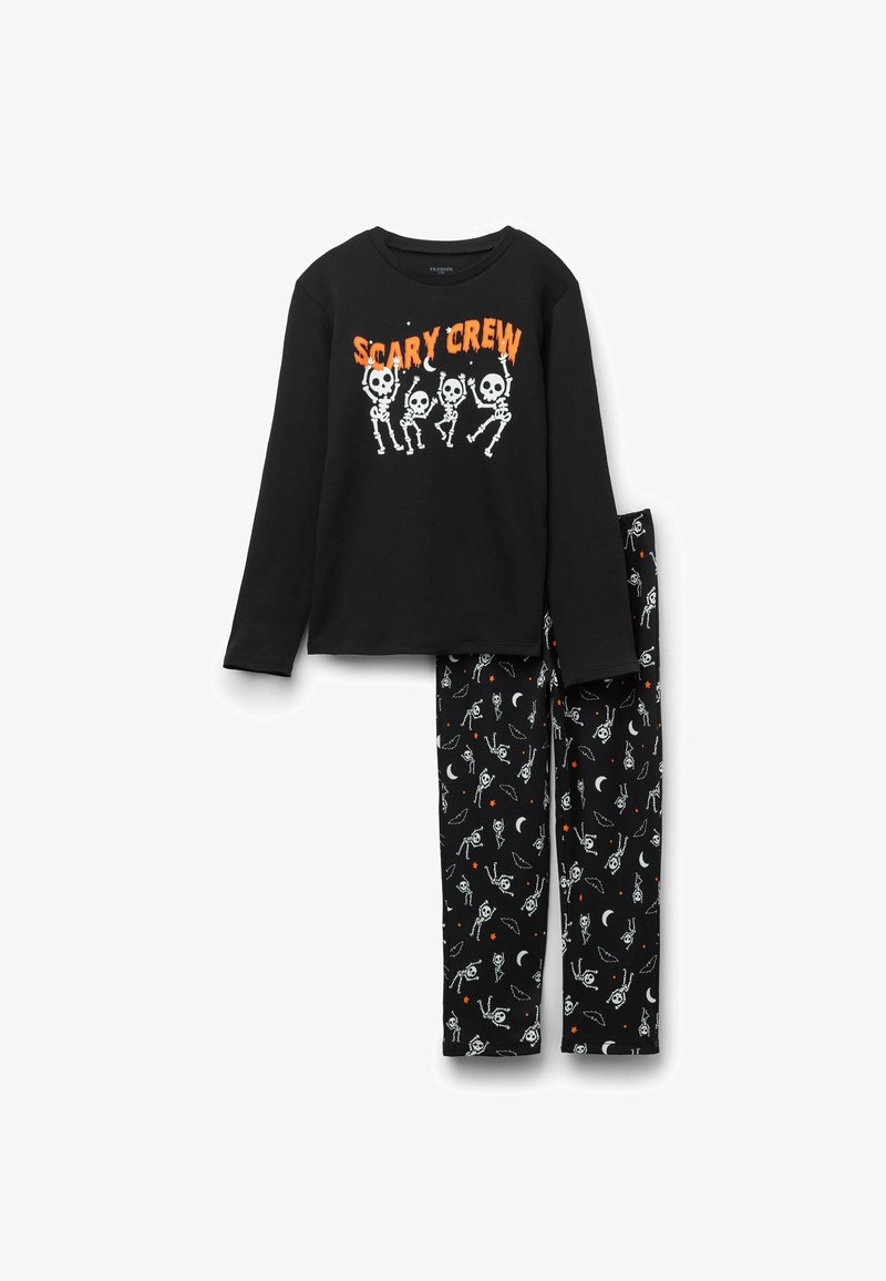 Schwarzes Pyjama-Set mit einem Langarmoberteil, das weiße Skelettgrafiken und orangefarbenen Text mit der Aufschrift "SCARY CREW" zeigt, kombiniert mit schwarzen Hosen, die mit Skeletten und Halloween-Motiven verziert sind.