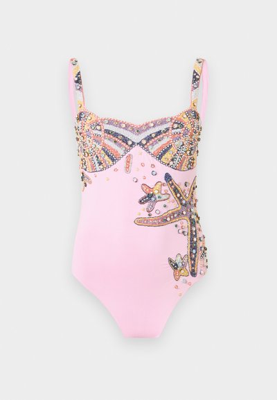 Maillot de bain une pièce rose orné de motifs d'étoiles de mer et de coquillages en perles multicolores et paillettes, avec des bretelles fines.