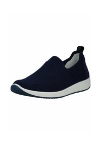 Sneaker slip-on blu navy con tomaia in maglia, suola bianca e linguetta nera sul tallone, vista angolata che mostra il lato esterno e la punta.