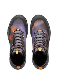 Un paio di scarpe da trekking nere e viola con dettagli arancioni, suole spesse e colli imbottiti viste dall'alto su sfondo bianco.