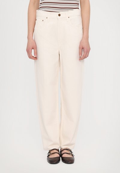 Crème kleurige, wijdere jeans met een hoge taille, voorzakken en een enkele knoopsluiting. Glad katoenen stof, zonder zichtbare patronen.