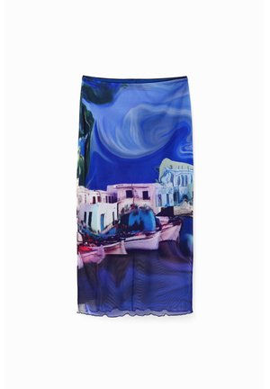 Jupe midi bleue avec un imprimé abstrait d’un village côtier comprenant des bâtiments blancs et des bateaux sous un ciel tourbillonnant.