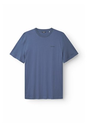 Camiseta de manga corta azul en una tela suave, con un clásico cuello redondo y un pequeño logo negro en el lado izquierdo. Diseño simple y sin adornos.