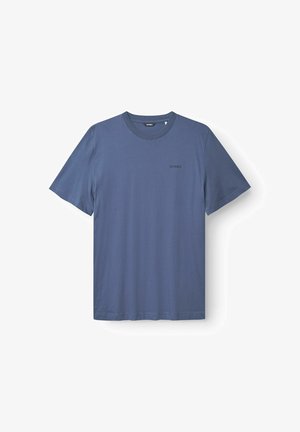 T-shirt azzurro a maniche corte in un tessuto morbido, con collo tondo classico e un piccolo logo nero sul lato sinistro. Design semplice e privo di decorazioni.