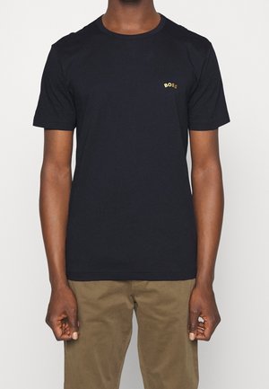 Schwarzes Baumwoll-T-Shirt mit kurzen Ärmeln und rundem Ausschnitt. Verfügt über ein dezentes goldenes "BOSS"-Logo auf der linken Brustseite. Glatte Textur.
