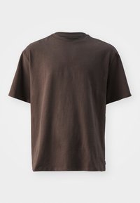 Brun bomull t-shirt med rund hals, korta ärmar och avslappnad passform. Slät textur utan synliga mönster eller detaljer.