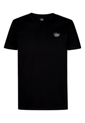 Sort t-shirt med korte ærmer og rund halsudskæring med lille hvidt "Petrol Industries" logo på venstre bryst.