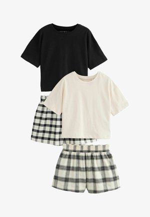 Zwei kurzärmelige T-Shirts in Schwarz und Creme, kombiniert mit schwarz-weißen karierten Shorts. Baumwollmaterial mit lockerem Schnitt und elastischem Bund.